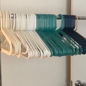 Organize your closet - 60 sturdy plastic hangers